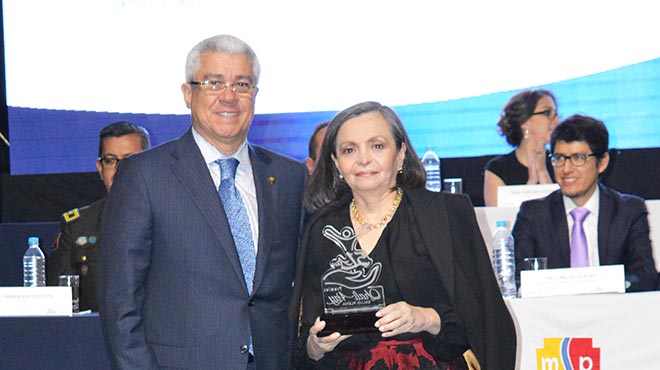 Eduardo Jurado, secretario general de la Presidencia, y Ana Delgado, presidente ejecutiva de ACHPE.