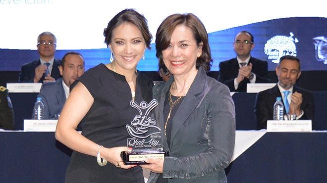 Vernica Espinosa, ministra de Salud, y Amira Herdoza, representante de Kimirina.
