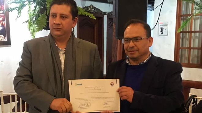 Marco Salazar Ribadeneira, director provincial del IESS de Pichincha, y Arturo Rojas, rector de la UEB.