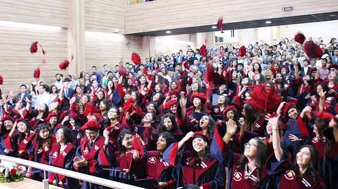 Profesionales graduados de la Facultad de Ciencia Mdicas de la UCE.