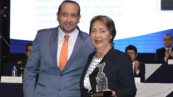 Miguel Crdova, viceministro de Atencin Integral de Salud subrogante, y Nancy Vsquez Daz, hija de Francisco Vsquez Balda.