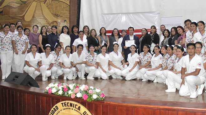 Representantes de la UTN y carrera de Enfermera.