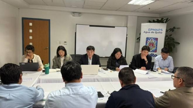 Mesa de trabajo en Quito.