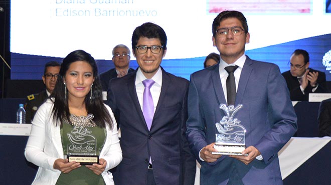 Diana Guamn Silva, estudiante de la UCE, Carlos Durn, viceministro de Gobernanza y Vigilancia de la Salud, y Edison Barrionuevo Briceo, estudiante de la UCE.