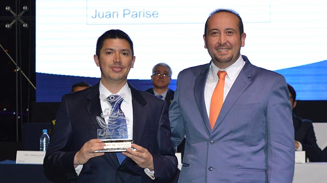 Juan Marco Parise Vasco, estudiante de la UTE, y Miguel Crdova, viceministro de Atencin Integral de Salud subrogante.