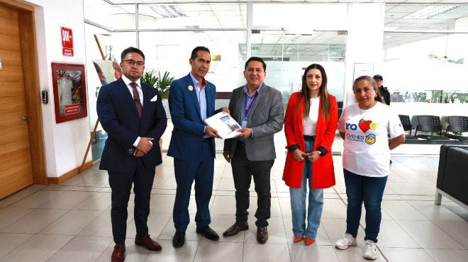 Representantes del MSP recibiendo los aportes.