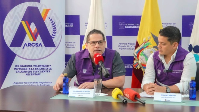 Juan Carlos Aveiga, ministro de Salud, y Daniel Sánchez, director ejecutivo de ARCSA.