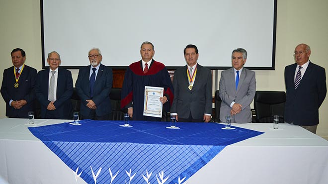 Fabricio Gonzlez junto a 'acadmicos de nmero' de la AEM. 