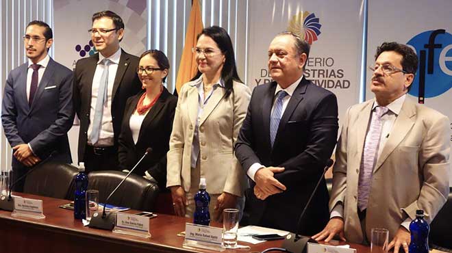 Munir Massuh Mansur, Juan Carlos Galarza, Vernica Espinosa, Eva Garca, Mario Rafael Ayala y Gonzalo Apolo.