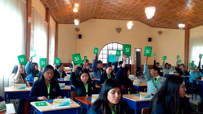 Estudiantes que participaron en el proyecto 'Asamblea en mi Colegio'.