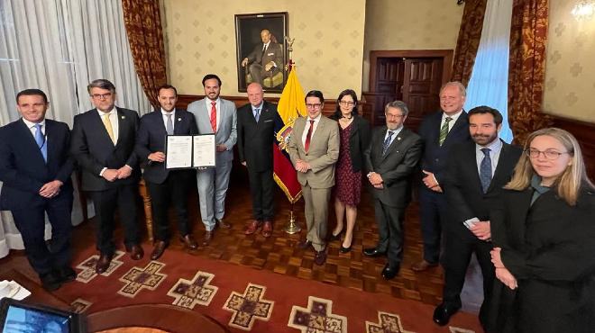 Reunin oficial entre representantes de Ecuador y el BEI.