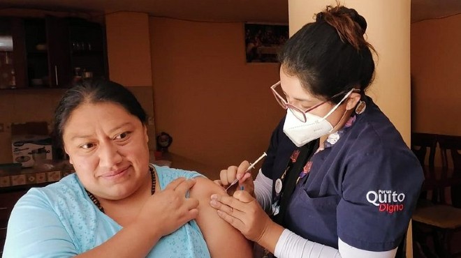 Los equipos de salud recorren puerta a puerta el DMQ.