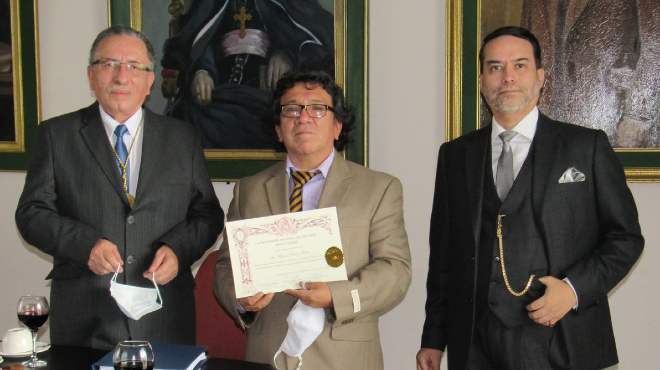 Byron Nez Freile recibe el diploma de ganador. 