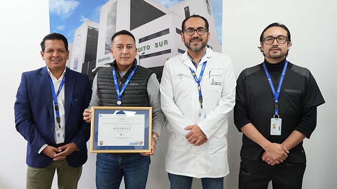 Edy Quizhpe, subdirector de Docencia e Investigación; Juan Carlos Guerra, gerente; Alex Robalino, Director Médico; Juan Carlos Jácome, médico. 