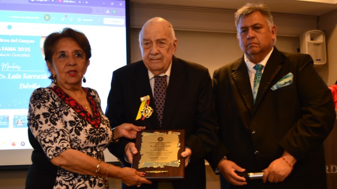 Luis Sarrazin D�vila recibiendo su reconocimiento por parte de los directivos del CMG.