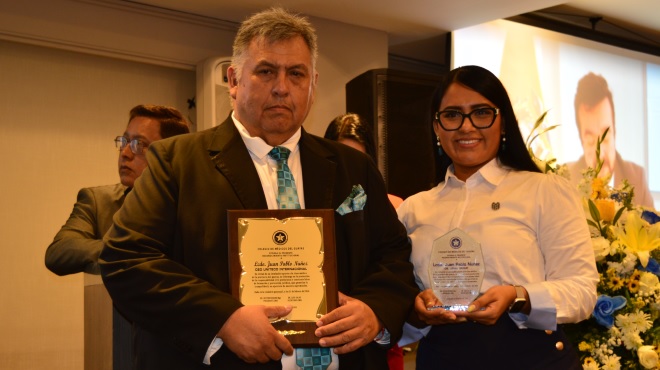Ninoska G�lvez, jefe comercial de Uniteco en Guayaquil, recibiendo los reconocimientos de Uniteco y Ds Legal Group, por el presidente del CMG.