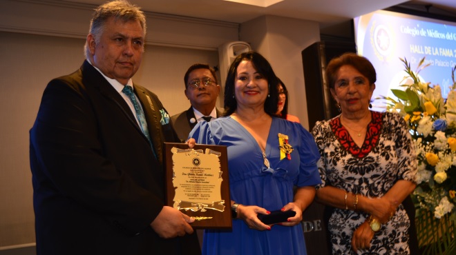 Glenda Ramos Mart�nez recibiendo su reconocimiento por parte de los directivos del CMG.