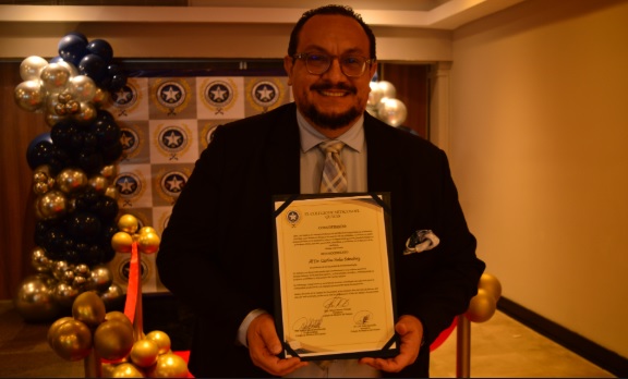 Carlos Solis, m�dico endocrin�logo, condecorado por el CMG por sus aportes a la medicina ecuatoriana. 