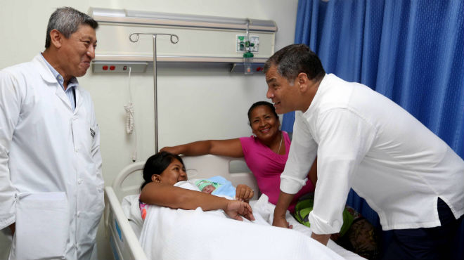 Rafael Correa (derecha) junto a mdicos y pacientes de la obra inaugurada.