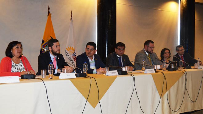 Alexandra Cabrera, Daniel Soto, ngel Sinmaleza, William Garzn, Fernando Yava, Amira Herdoiza y Carlos Lpez. 