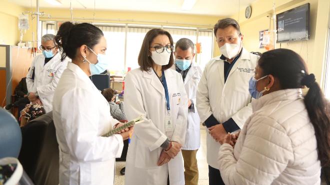 La ministra de salud Ximena Garzn junto a profesionales de la salud de Quito.