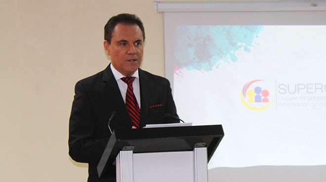 Carlos Ochoa, superintendente de la informacin y comunicacin.