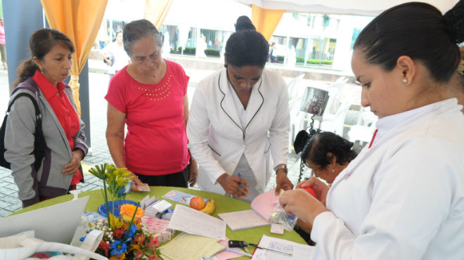 Personal del Hospital brinda informaci�n sobre le tuberculosis.