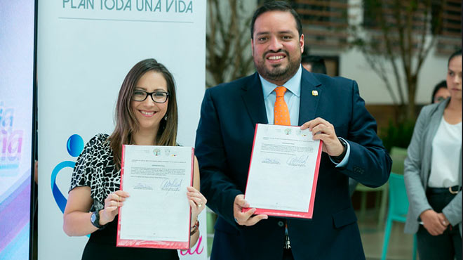 Vernica Espinosa, ministra de Salud y Andrs Madero, ministro de Trabajo.