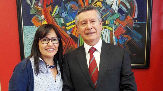 Claudia Vaca, docente de la Universidad Nacional de Colombia y Fernando Semprtegui, rector de la UCE.