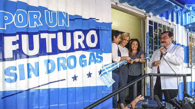 Cynthia Viteri inaugura la clnica mvil. 