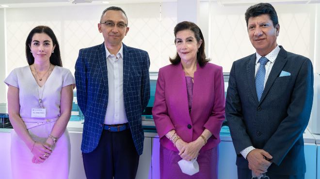 Adriana Snchez, presidenta Laboratorios EcuaAmerican; Oswaldo Rodrguez, gerente mdico y de Salud Pblica para Europa y Latinoamrica de Roche; Sarita Espinosa de los Monteros, fundadora EcuaAmerican; Gonzalo Arias, gerente comercial Roche Ecuador y Per.