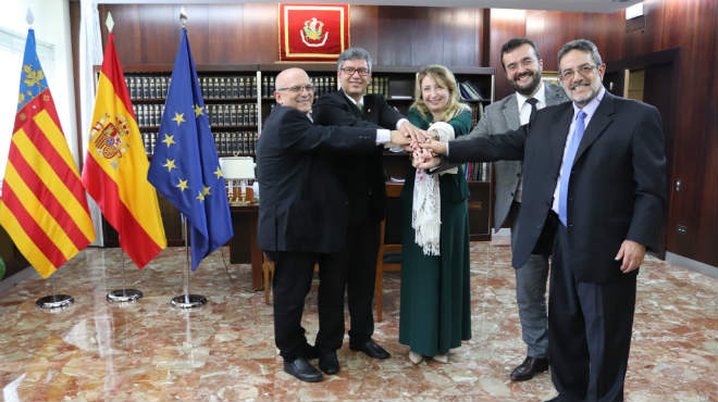 Rafael Cant, secretario del COMV, Vctor lvarez, presidente del CMP, Mercedes Hurtado, presidenta del Colegio Mdico de Valencia de COMV, Juan Pablo Nez, director de Negocio y Clientes de Uniteco y administrador de Uniteco Ecuador, y Rodrigo Pozo, secretario del CMP, comprometidos en trabajar por el bienestar del gremio mdico.