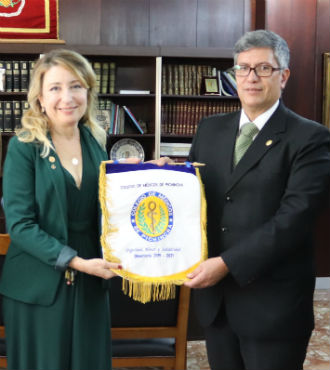 Vctor lvarez entrega el emblema del CMP.