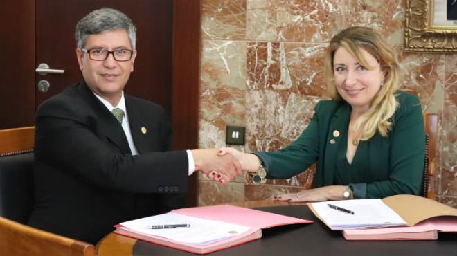 Vctor lvarez, presidente del Colegio de Mdicos de Pichincha y Mercedes Hurtado, presidenta del Colegio Mdico de Valencia.