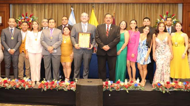 Reconocimiento al equipo de salud del Hospital Los Ceibos.