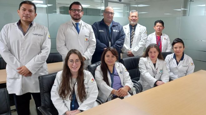 De Pie: Darwin Quedo, cirujano; Enrique Carrera Estupin, gastroenterlogo hepatlogo; Germn Abdo, radilogo intervencionista; Jaysoom Abarca y Fabin Turcanazo, del staff de Gastroenterologa. Sentadas: Mara Jos Surez y Wendy Caldern, del staff de Gastroenterologa; Andrea Moreno, oncloga clnica; Cecilia Trujillo, de Radiologa Diagnstica.  