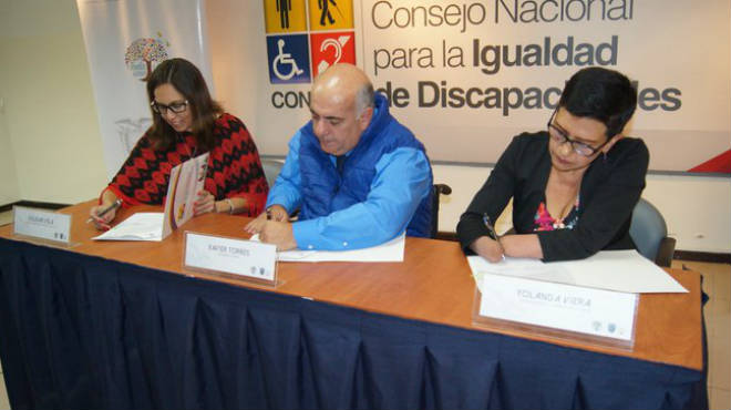 Soledad Vela, ministra subrogante del MIES, Xavier Torres, presidente del Conadis, y Yolanda Viera, vicepresidenta de la Fenedif, firman convenio de cooperacin interinstitucional por dos aos. 