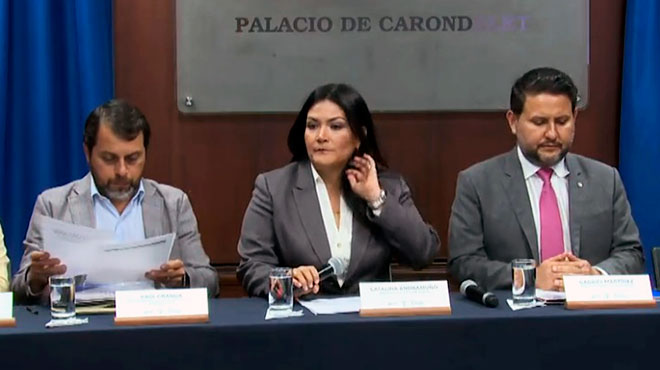 Pa�l Granda, presidente del consejo directivo del IESS, Catalina Andramu�o, ministra de Salud, y Gabriel Mart�nez, ministro de Transporte y Obras P�blicas.