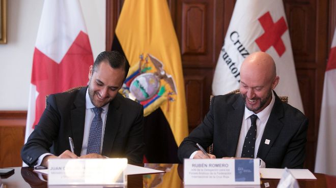 Juan Carlos Holgun, canciller ecuatoriano, y Rubn Romero, jefe de la Delegacin para los Pases Andinos de la Federacin Internacional de Cruz Roja.