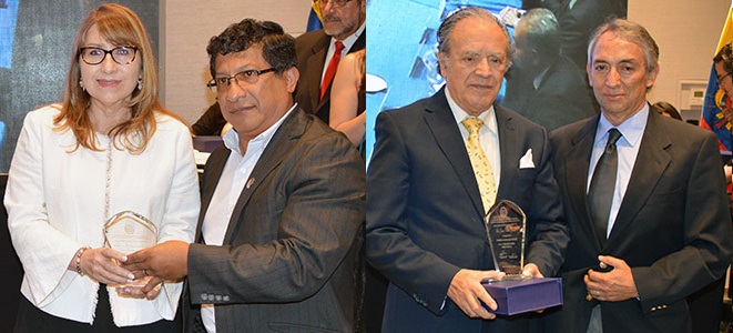 Izquierda: Luca Jeannete Zurita Salinas recibe el galardn por parte de Carlos Rosero, tesorero del CMP. Derecha: Juan Garcs Garcs es galardonado por Hugo Romo, presidente de la Academia Ecuatoriana de Medicina. 