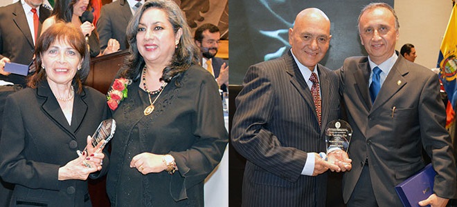 Izquierda: Teresa Susana Cueva Jcome recibe el premio por parte de Eugenia Ypez, secretaria del Tribunal de Honor del CMP. Derecha: Carlos Snchez Torres recibe el galardn por parte de Carlos Crdenas, vicepresidente del CMP.