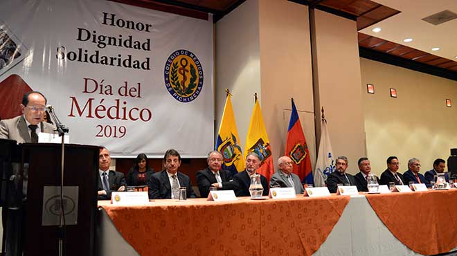 Juan Pasquel, presidente del Colegio de Mdicos de Pichincha encargado, junto a la mesa directiva.