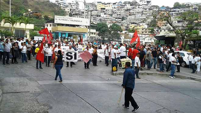 Pacientes, trabajadores y ciudadanos frente al Hospital Neumolgico Alfredo J. Valenzuela.