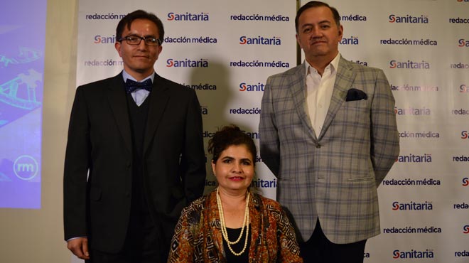 Javier Santamaria, miembro del directorio del CQBF; Hemplen Zambrano, coordinadora nacional de ARCSA; y Fabricio Gonzlez, director de la Unidad de Medicina Traslacional de la UCE.