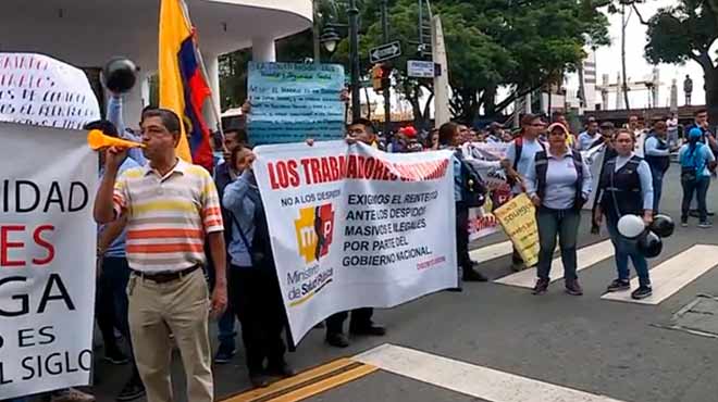 Extrabajadores del MSP protestaron en los exteriores de la Gobernaci�n del Guayas.