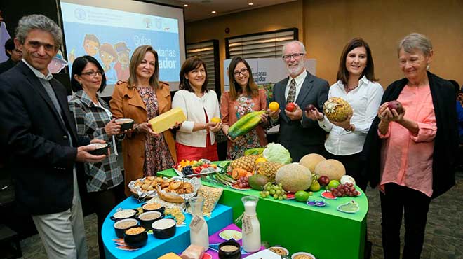 Vernica Espinosa, ministra de Salud, junto a representantes de FAO y otras carteras de Estado.