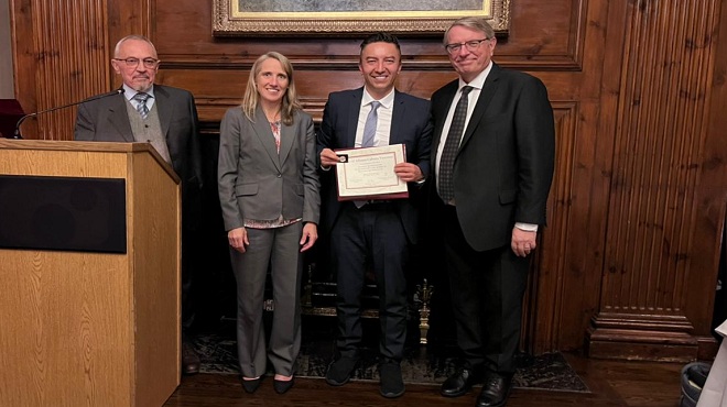 Miembros de la Escuela de Salud Pblica de Harvard entregando la certificacin a David Cabrera.