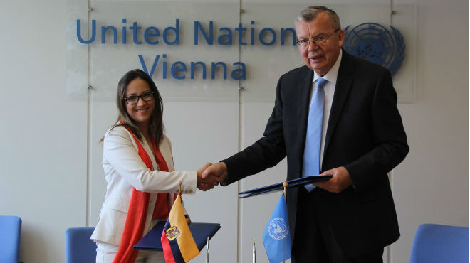 Vernica Espinosa, ministra de salud, y Yury Fedotov, director de UNODC.