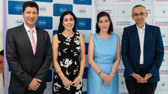 Oswaldo Arias, gerente comercial Roche Ecuador, Adriana Snchez, presidente EcuaAmerican, Sarita Espinosa de los Monteros, fundadora EcuaAmerican, y Oswaldo Rodrguez, gerente general Roche Ecuador.