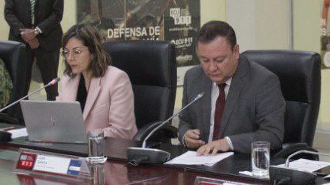 Ximena Garz�n, ministra de Salud, y Juan Zapata, presidente del COE Nacional.